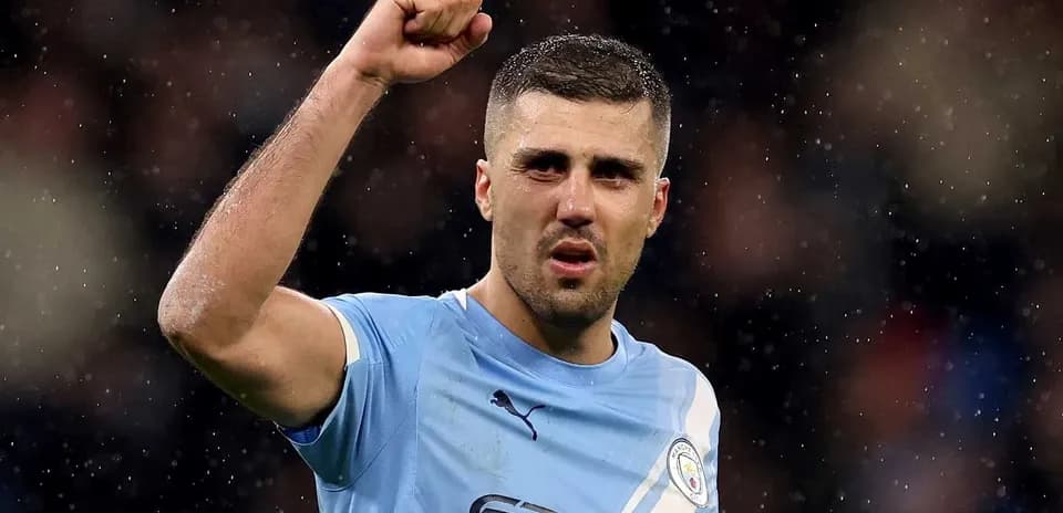 Jugador de Manchester City celebrando con el puño en alto