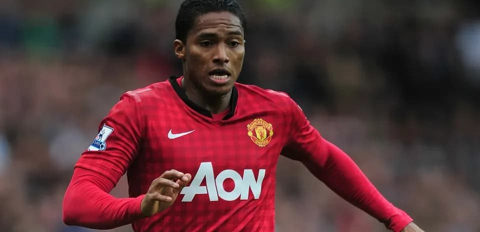 Jugador de Manchester United corriendo con balón