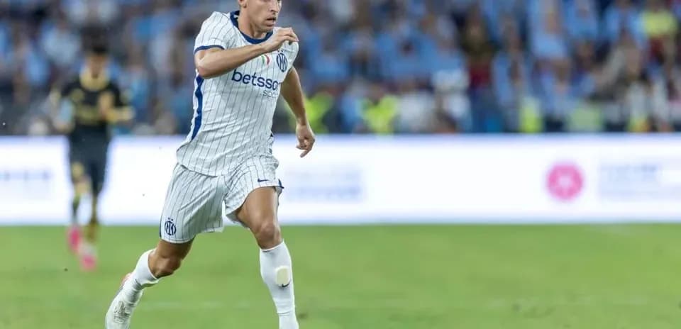 Jugador corriendo con balón durante partido de fútbol