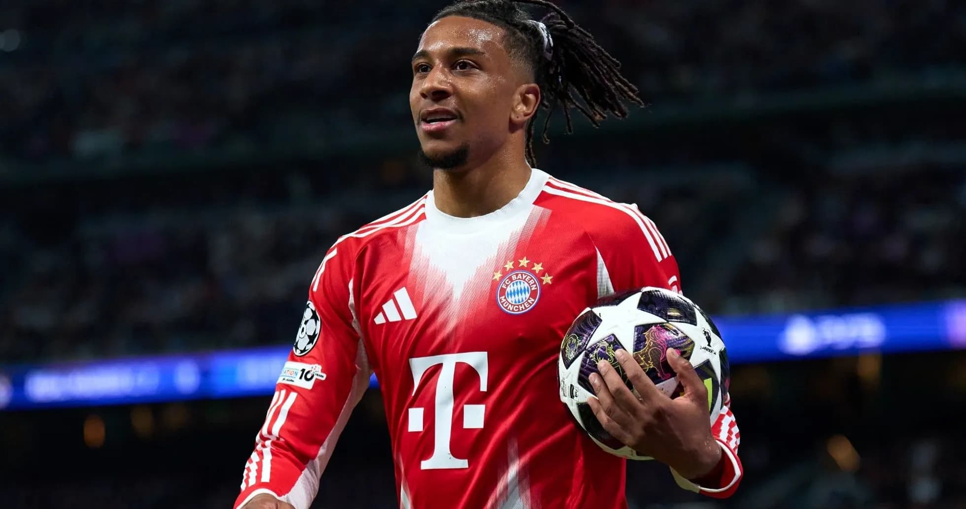 Jugador de Bayern München sosteniendo balón en el campo