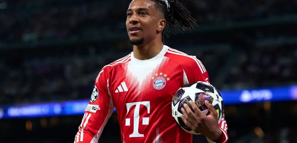 Jugador de Bayern München sosteniendo balón en el campo