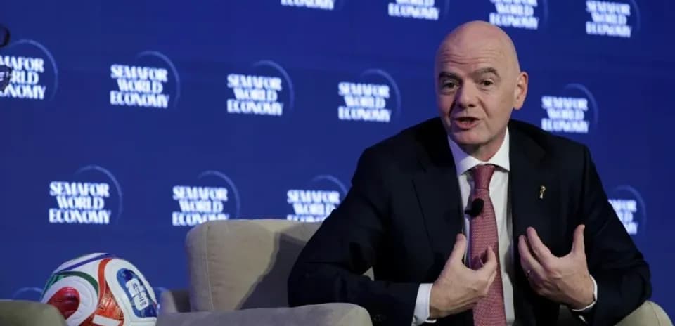 Gianni Infantino hablando en un seminario económico