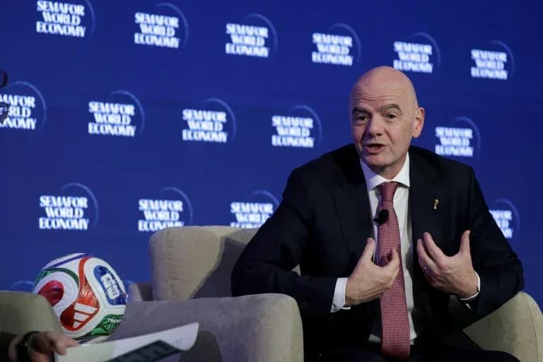 Gianni Infantino hablando en un seminario económico