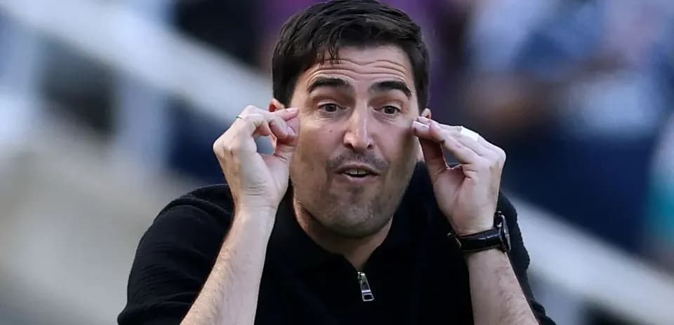 Entrenador dando instrucciones durante el partido
