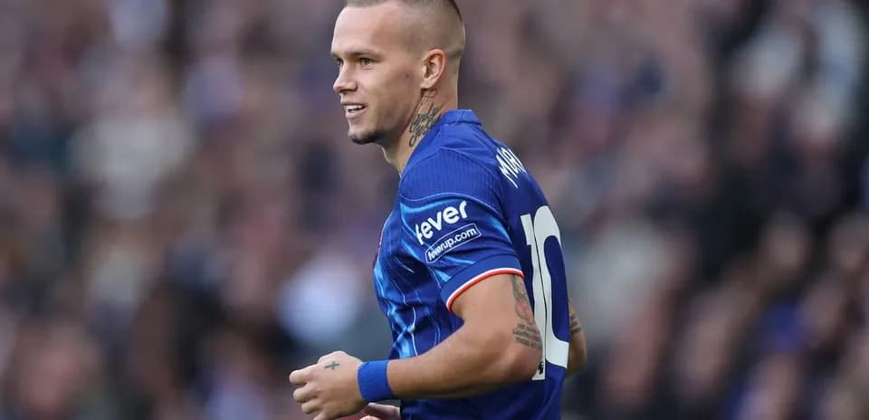 Jugador con camiseta azul corriendo en el campo