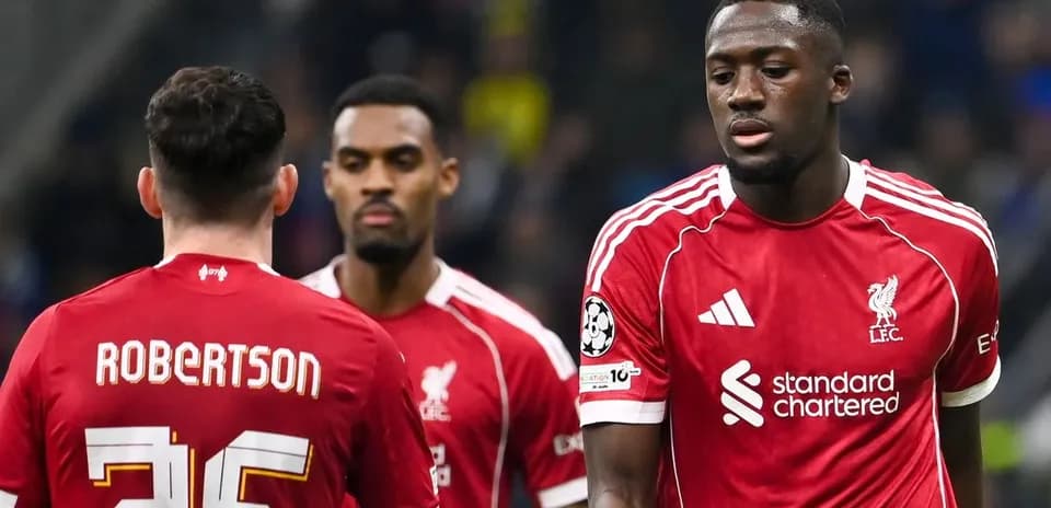 Jugadores de Liverpool en el campo durante un partido