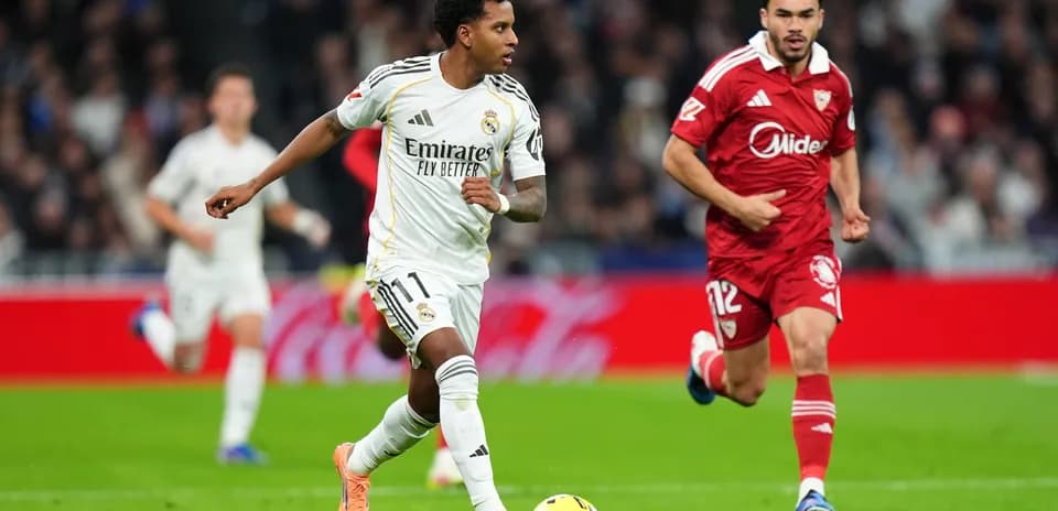 Jugador de Real Madrid avanzando con el balón