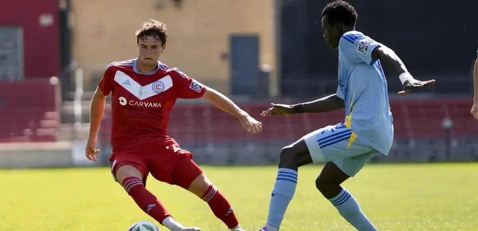 Jugadores de Chicago Fire II y Atlanta United II en acción