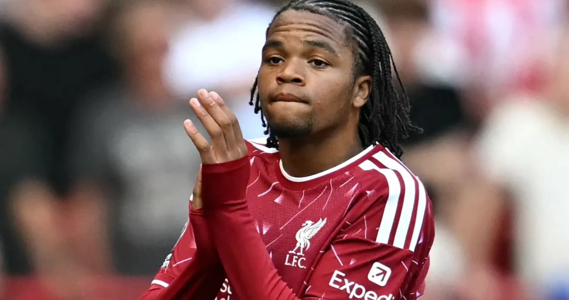 Jugador aplaudiendo con camiseta del Liverpool