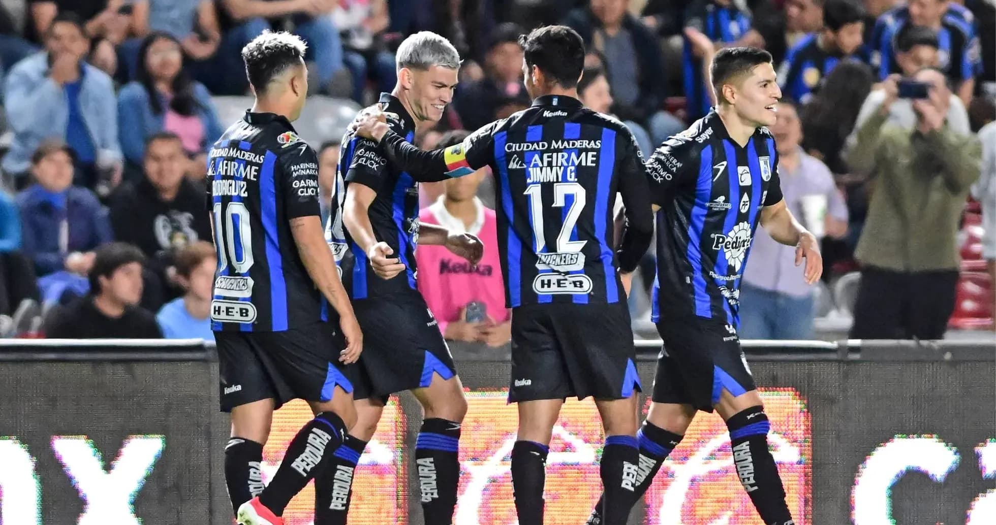 Jugadores de Mazatlán celebrando un gol