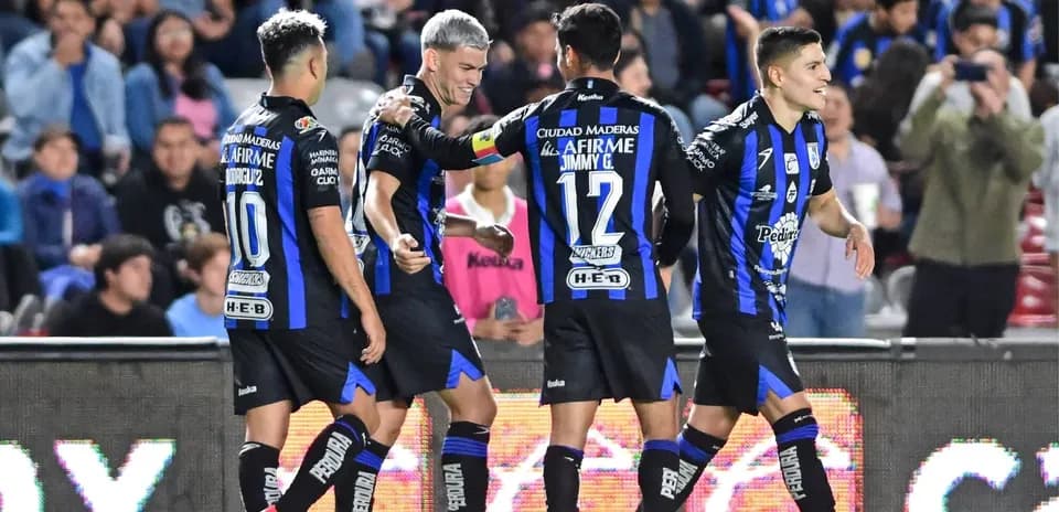 Jugadores de Mazatlán celebrando un gol