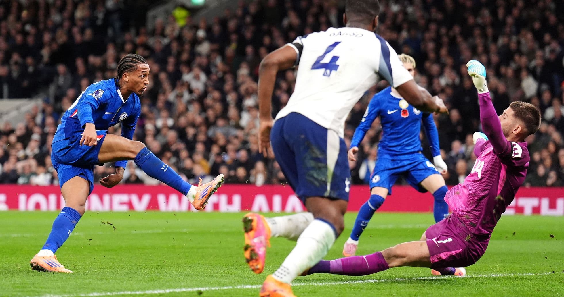 Jugador de Chelsea disparando a puerta contra Tottenham