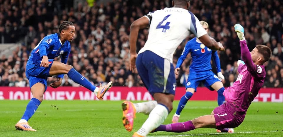 Jugador de Chelsea disparando a puerta contra Tottenham