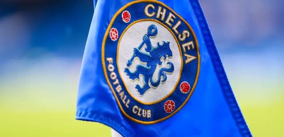 Bandera del Chelsea Football Club en el campo