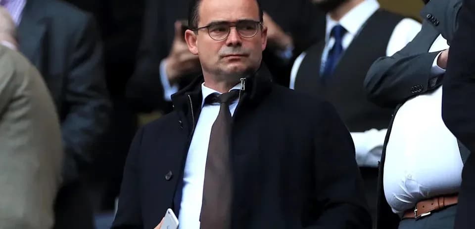 Hombre con gafas en la tribuna durante el partido