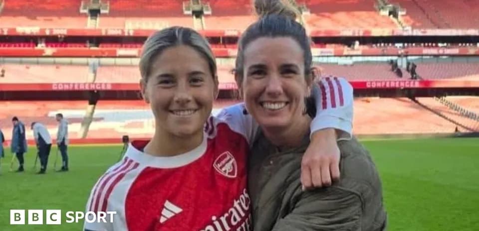 Dos jugadoras posando en el campo del estadio
