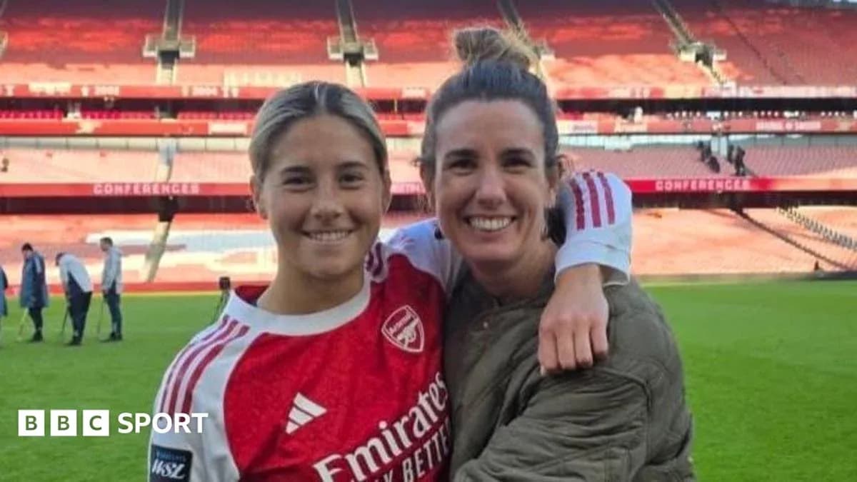 Dos jugadoras posando en el campo del estadio