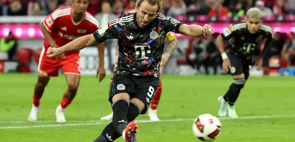 Jugador ejecutando un penalti durante el partido