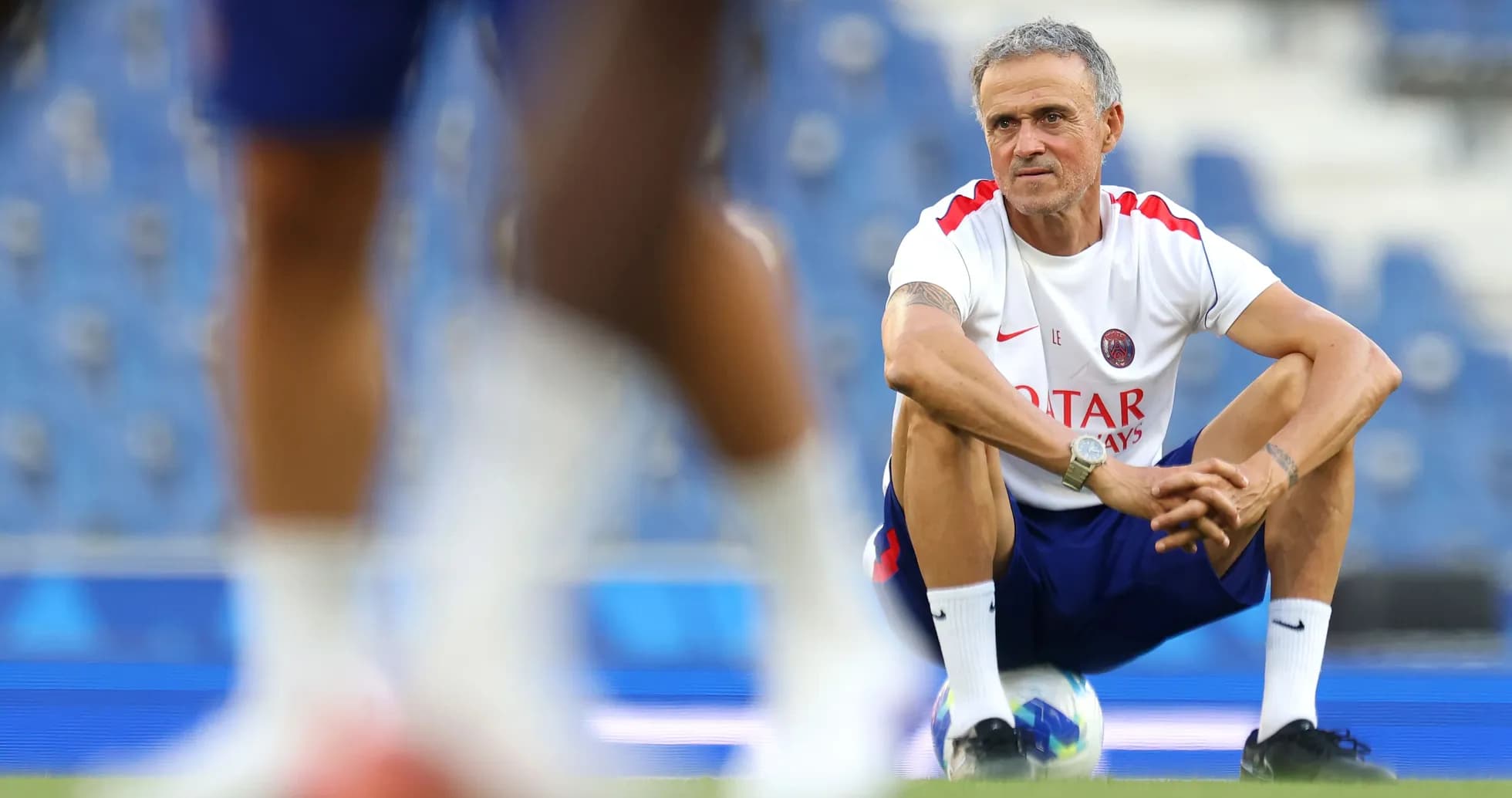 Entrenador observando durante la sesión de entrenamiento