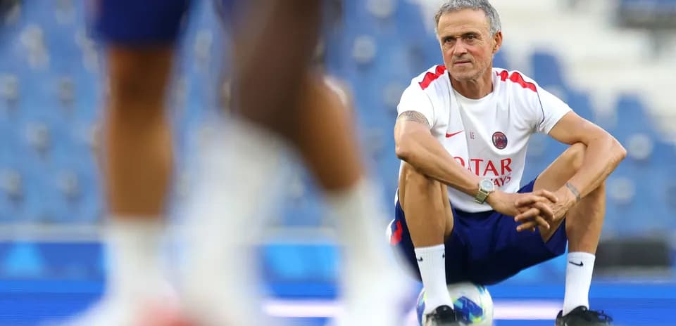 Entrenador observando durante la sesión de entrenamiento
