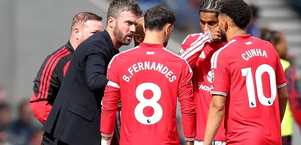 Entrenador hablando con jugadores de Manchester United
