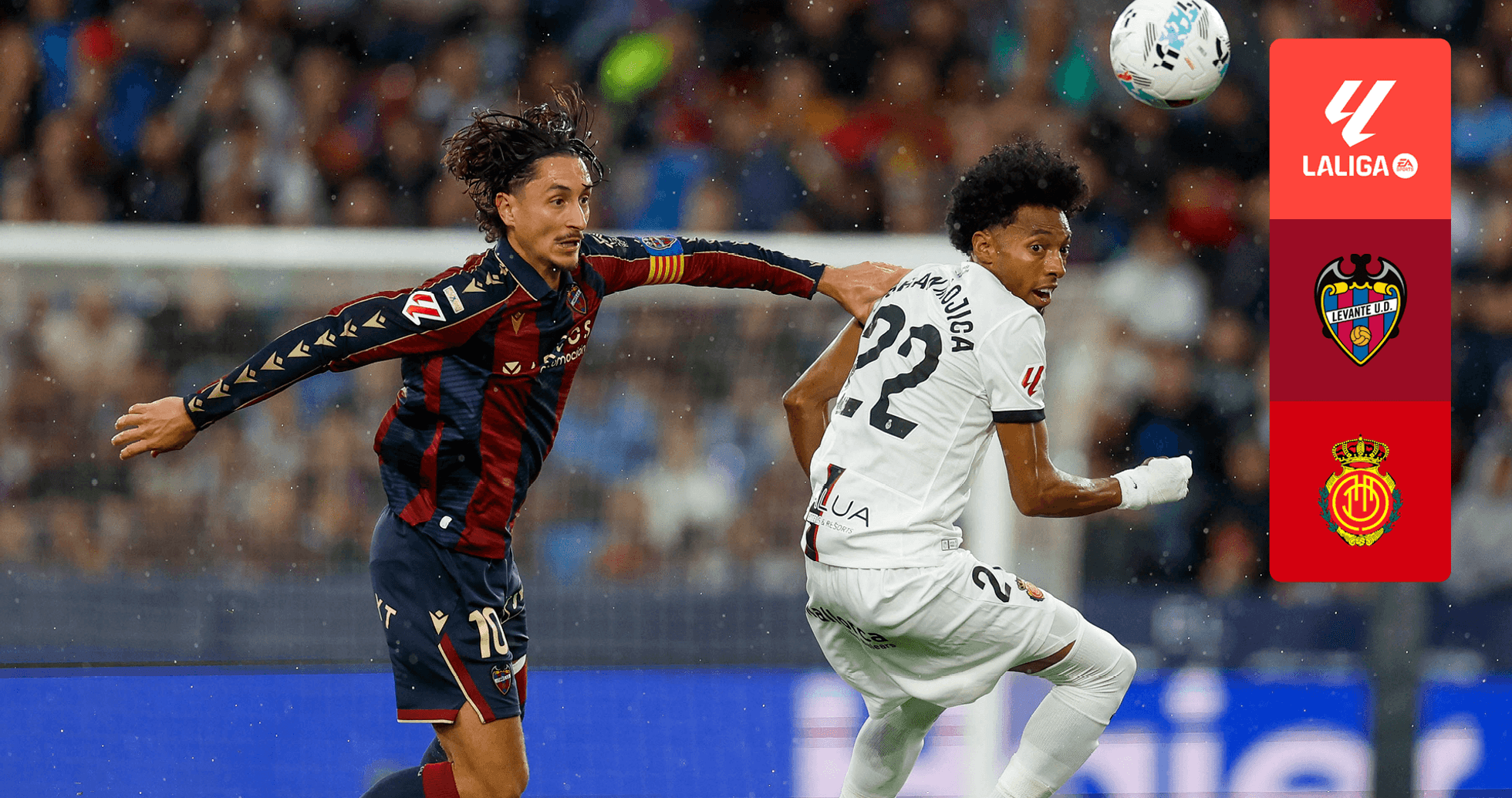 Jugador de Levante persiguiendo a jugador de Mallorca