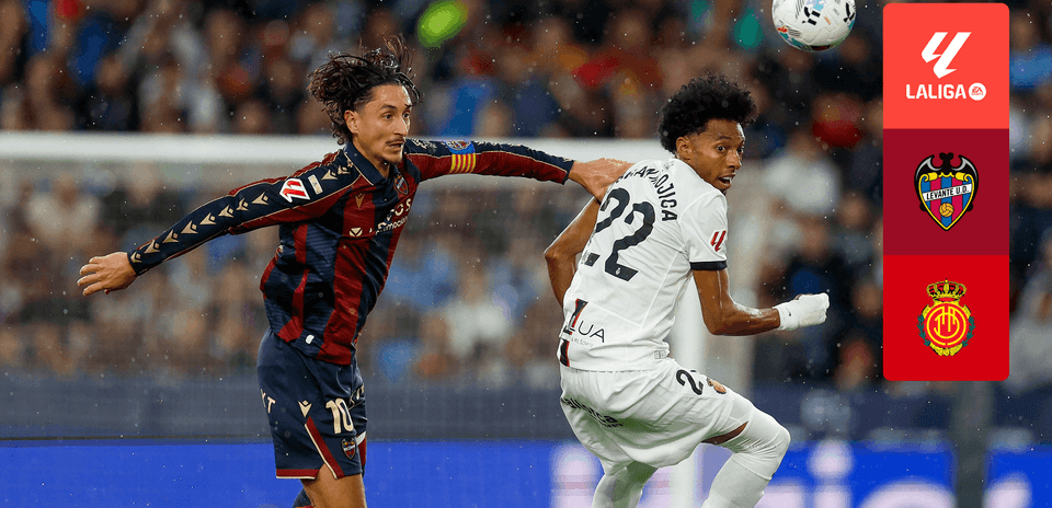 Jugador de Levante persiguiendo a jugador de Mallorca