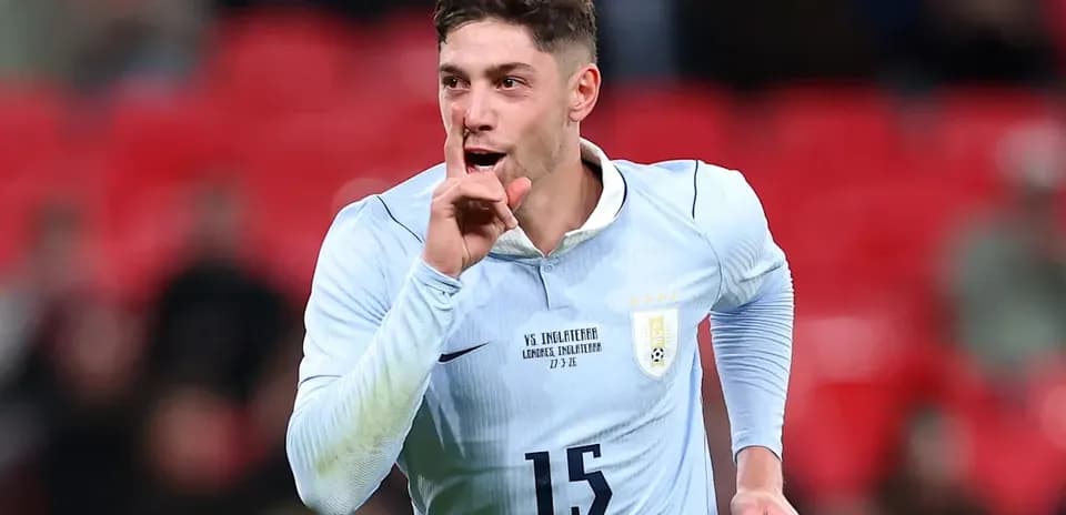Jugador de fútbol celebrando con gesto de silencio