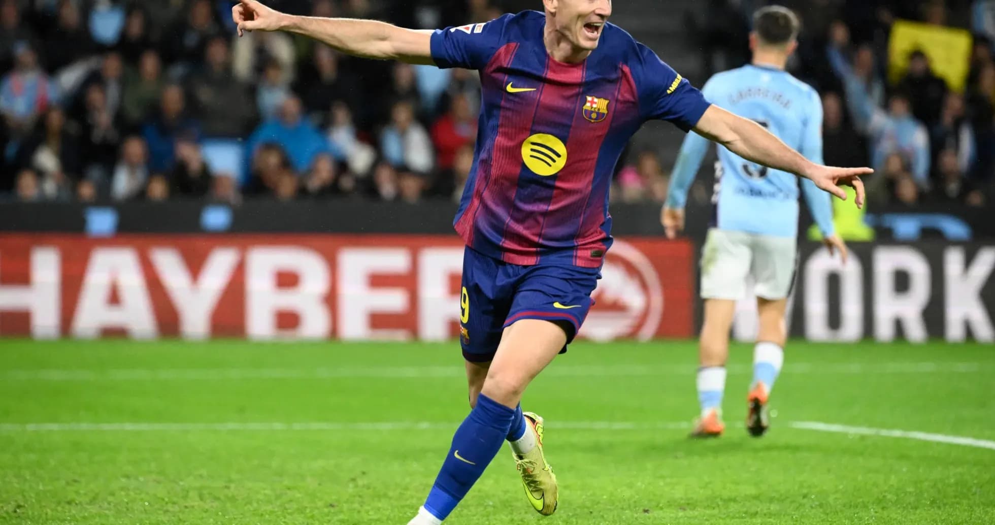 Robert Lewandowski celebra un gol con el Barça