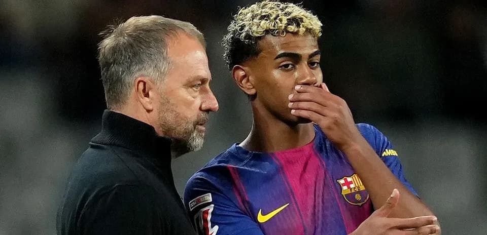 Entrenador hablando con jugador del FC Barcelona