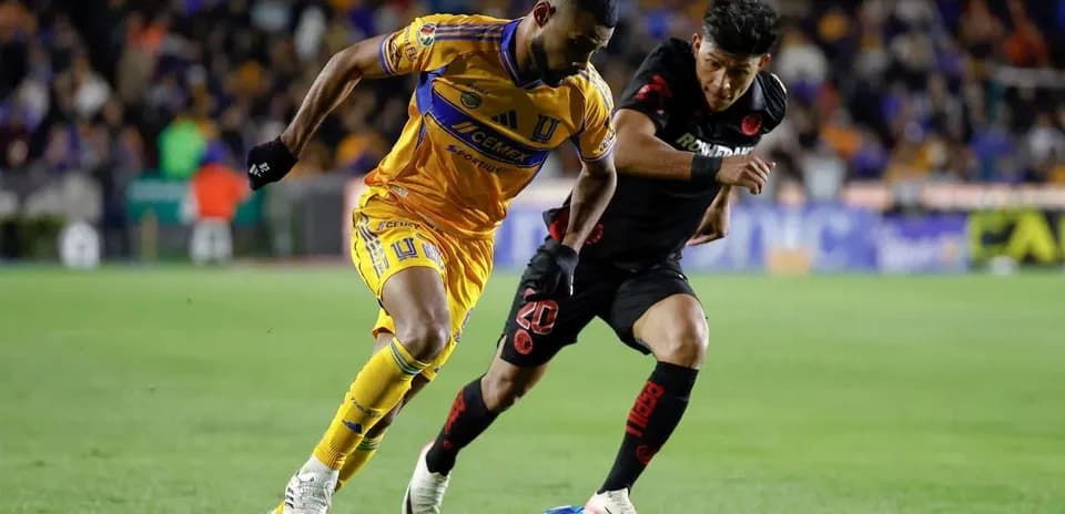 Jugadores de Tigres y Toluca luchando por el balón