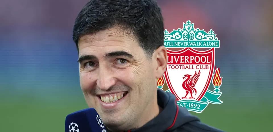 Persona sonriendo con micrófono y logo de Liverpool