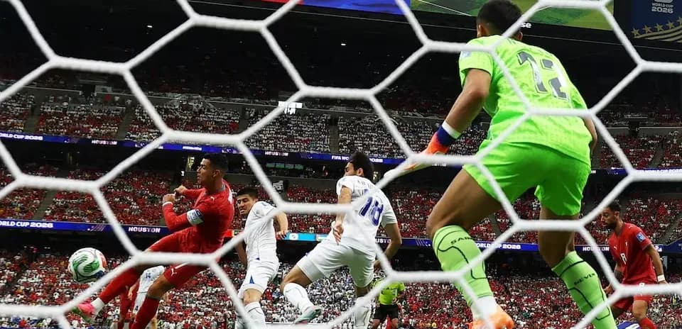 Jugadores compiten por el balón en el área de gol