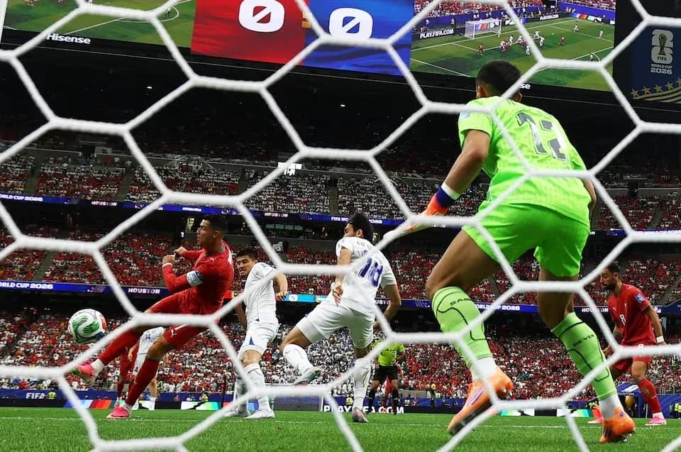 Jugadores compiten por el balón en el área de gol