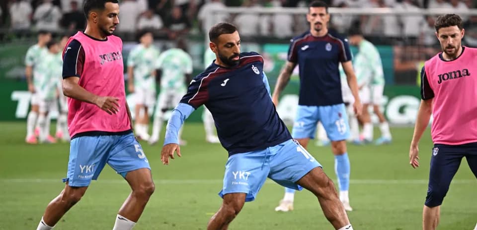 Jugadores calentando antes del partido en el campo
