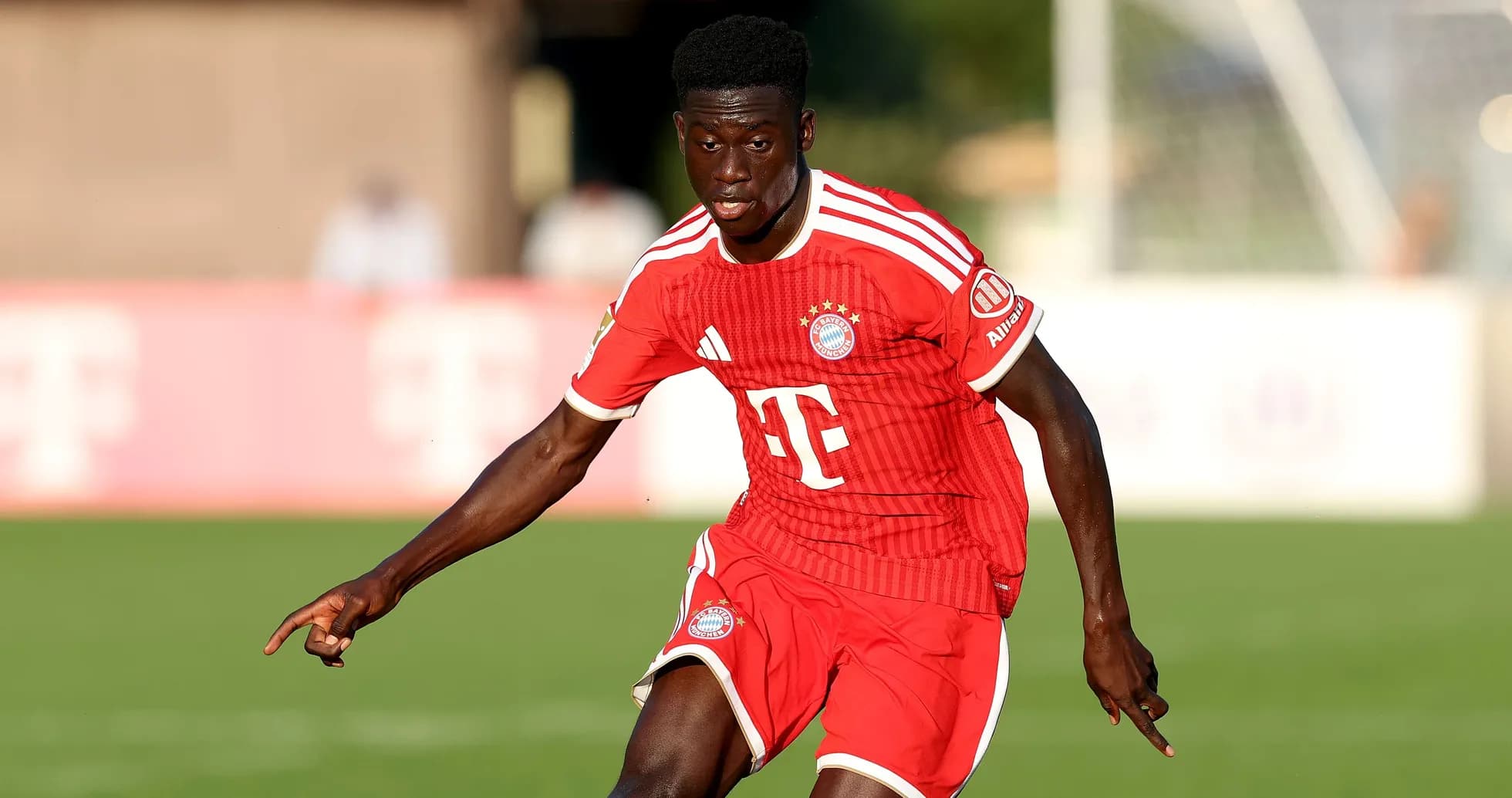 Jugador de Bayern Múnich corriendo con balón en el campo