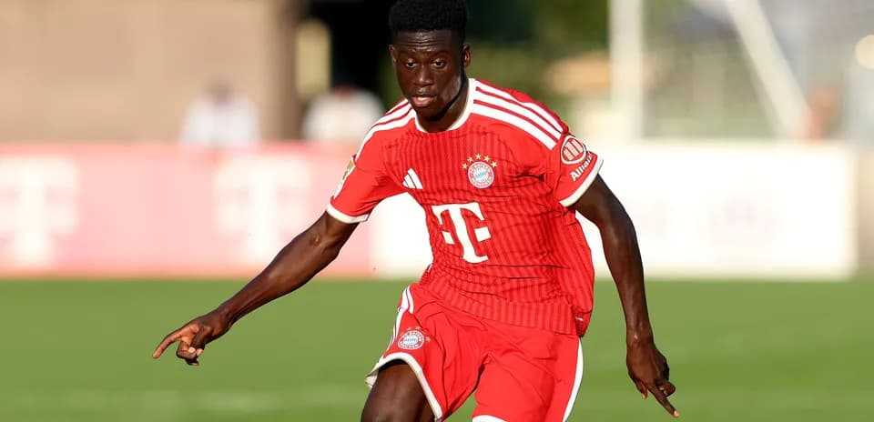 Jugador de Bayern Múnich corriendo con balón en el campo