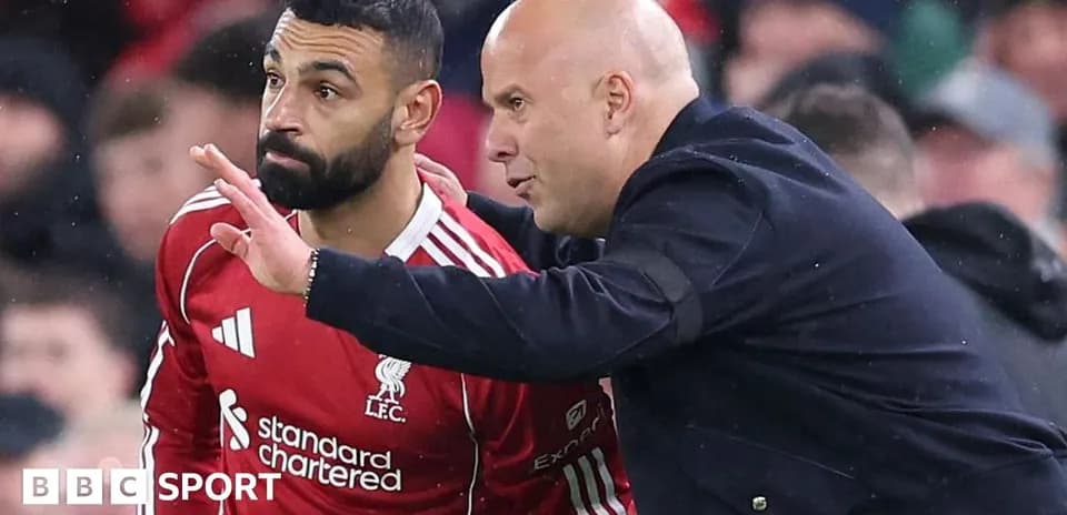 Jugador de Liverpool conversando con el entrenador
