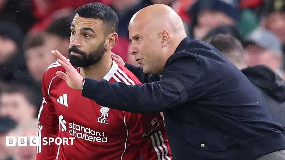 Jugador de Liverpool conversando con el entrenador