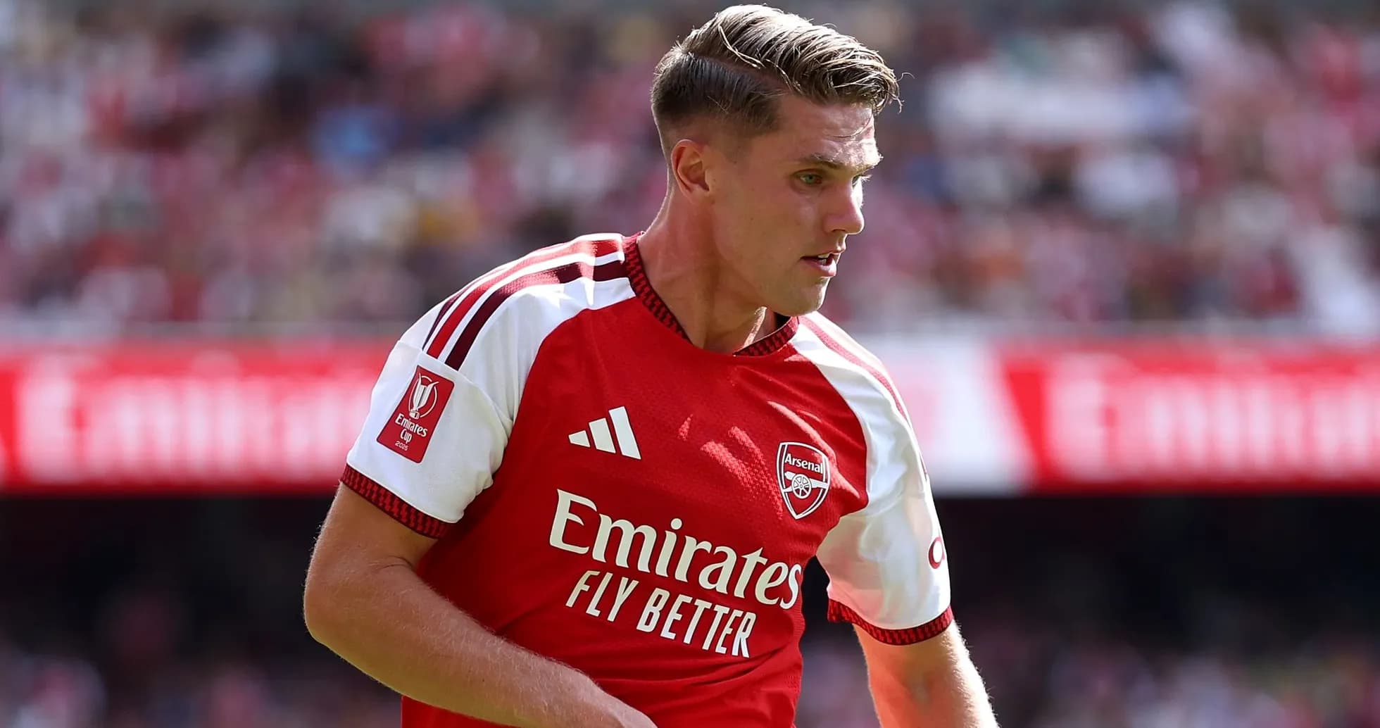 Jugador de Arsenal en acción durante un partido