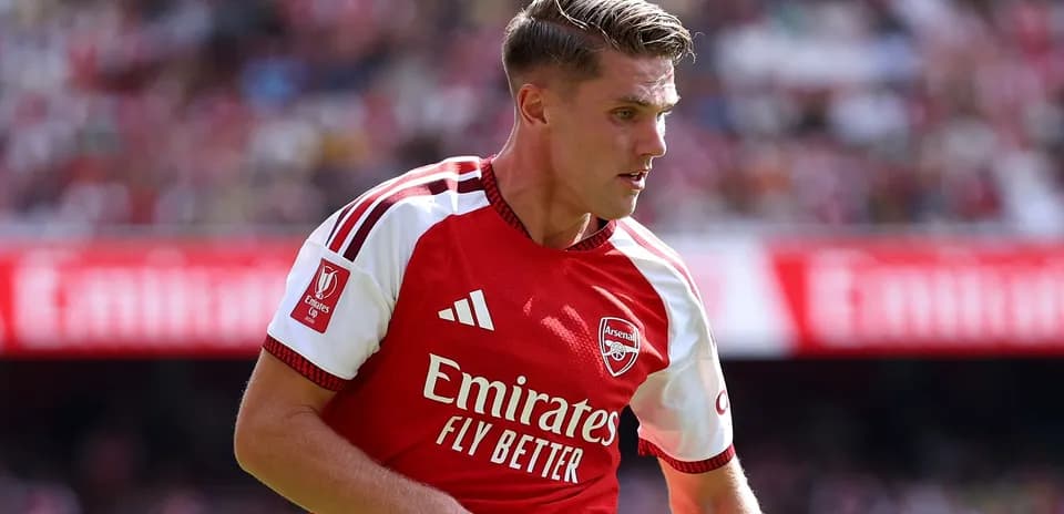 Jugador de Arsenal en acción durante un partido