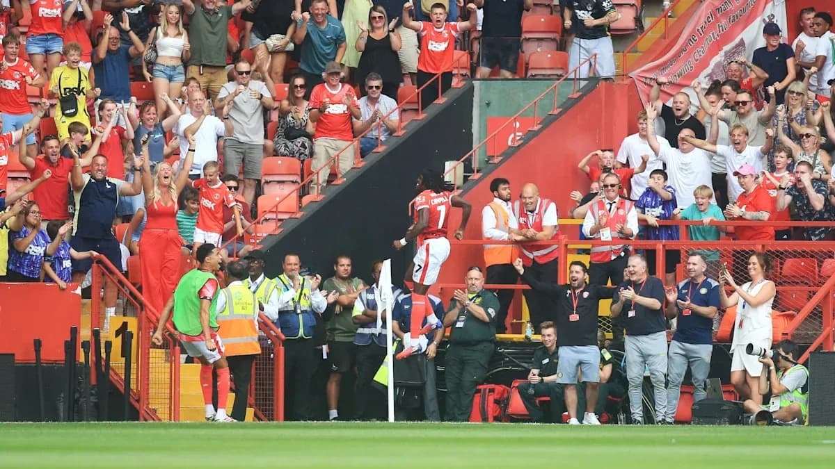 Jugadores y aficionados celebrando un gol en el estadio