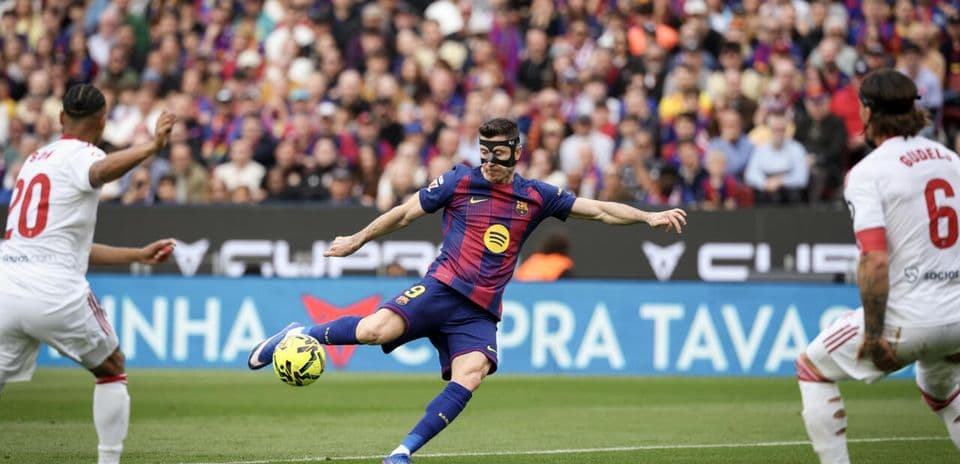 Jugador del Barcelona disparando a puerta durante el partido
