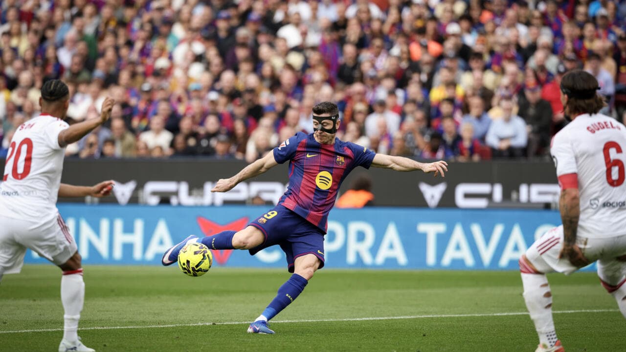 Jugador del Barcelona disparando a puerta durante el partido