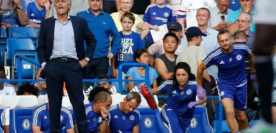 Entrenador y cuerpo técnico de Chelsea en el banquillo