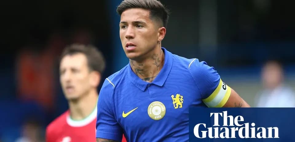 Jugador de Chelsea con camiseta azul en acción