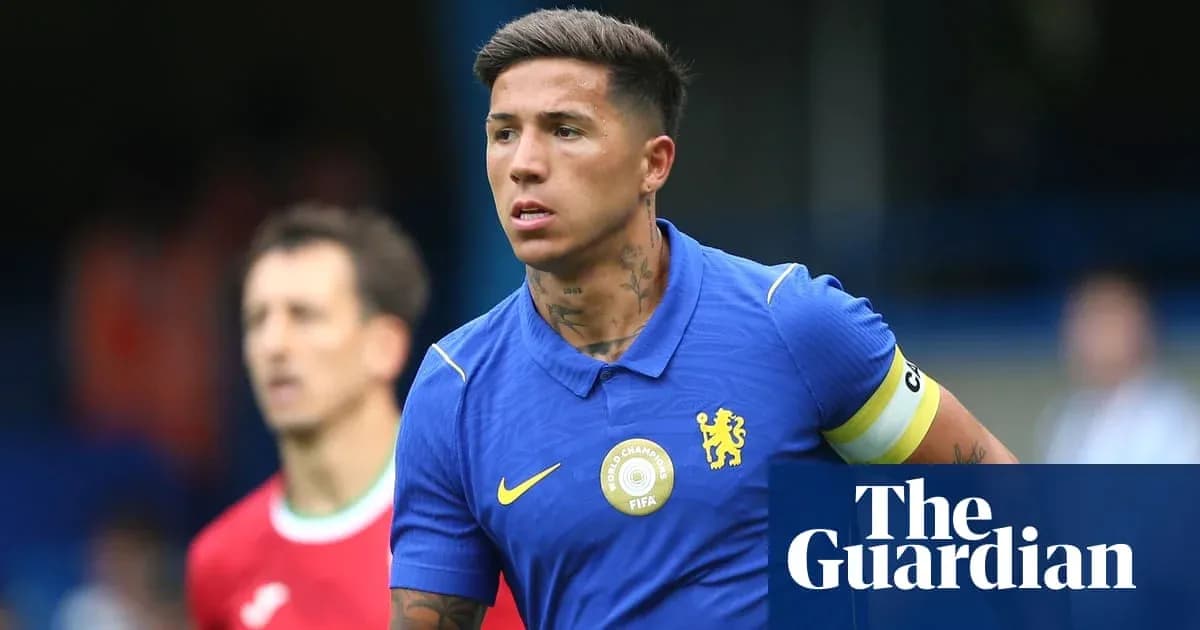 Jugador de Chelsea con camiseta azul en acción