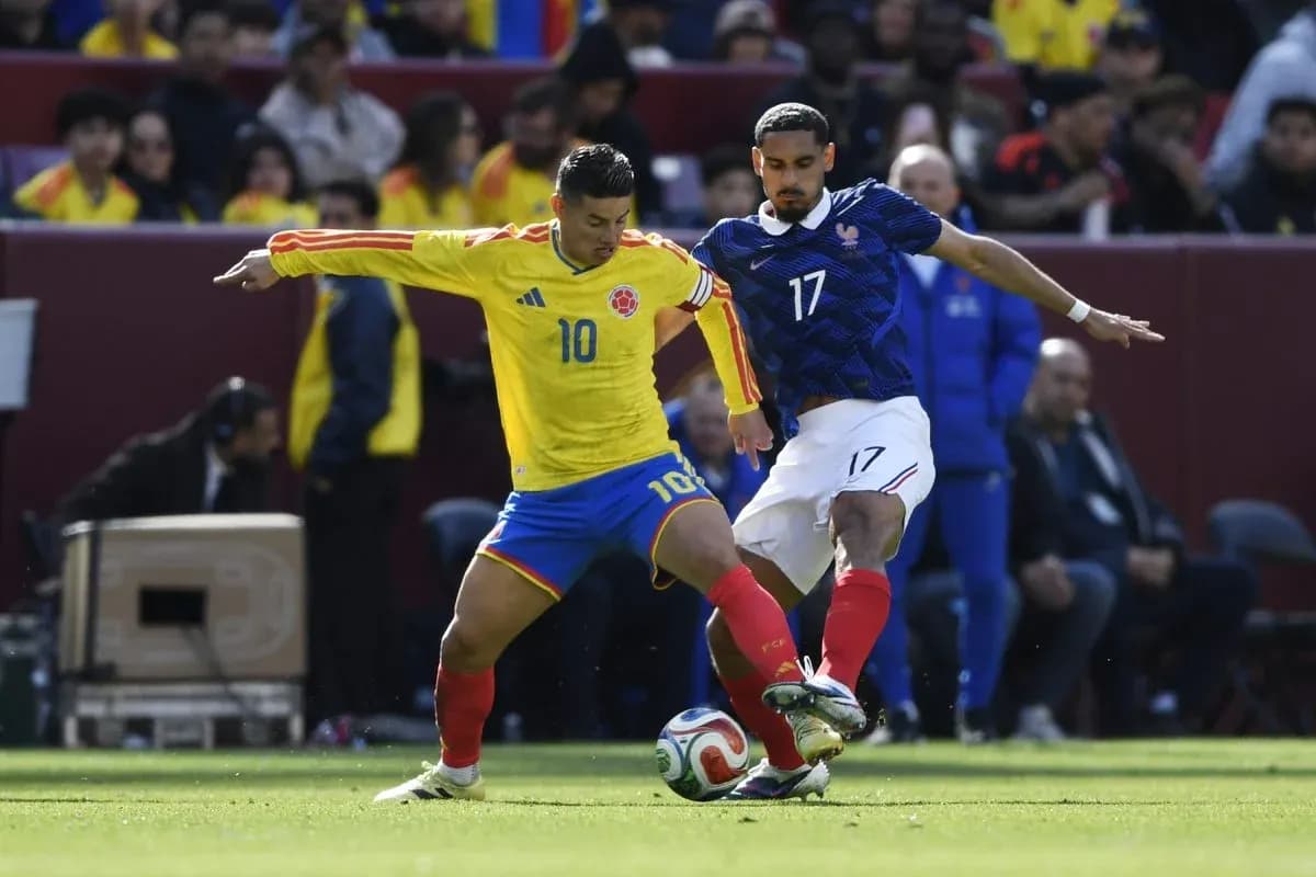 Jugador colombiano y francés luchando por el balón