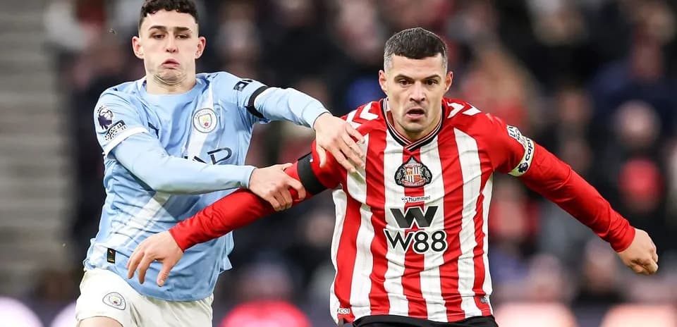 Phil Foden y jugador del Sunderland luchando por el balón