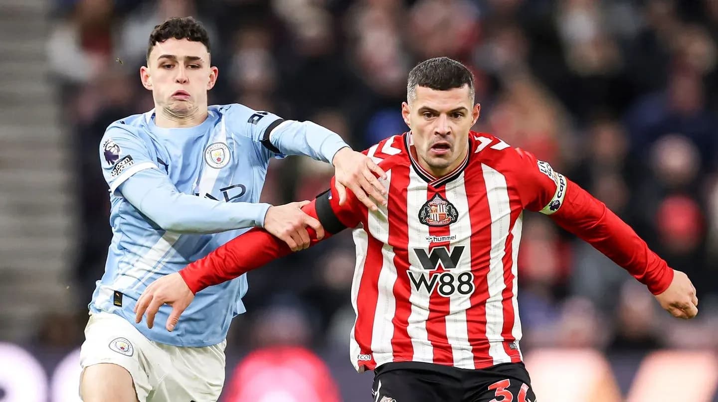 Phil Foden y jugador del Sunderland luchando por el balón